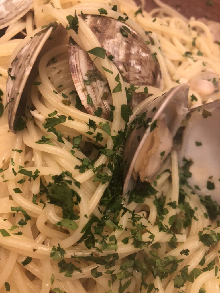 Spaghetti alle Vongole – Garlic & White Wine Clam Pasta